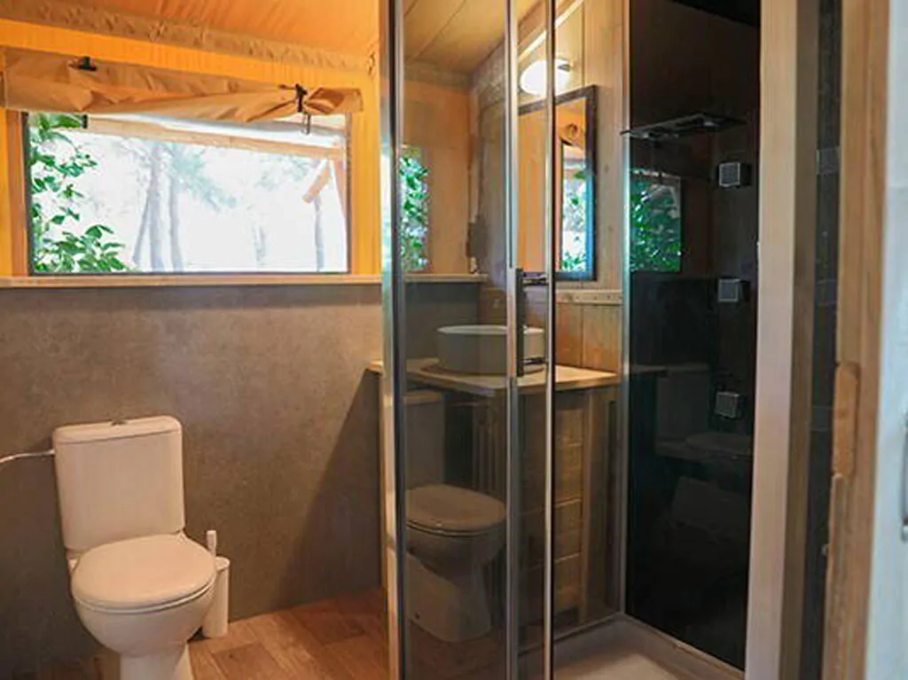 camping-mon-perin-glamping-safari-tent-superior-plus-interior-bathroom