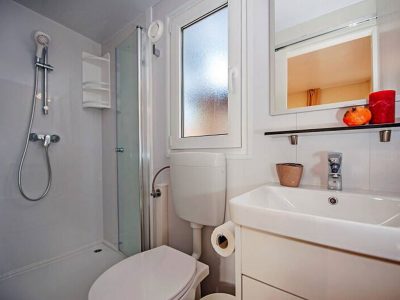 camping-puntica-mobilehome-comfort-for-six-interior-bathroom