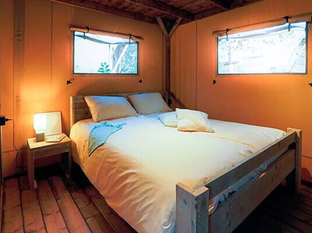 camping-val-saline-glamping-safari-tent-superior-plus-interior-bedroom