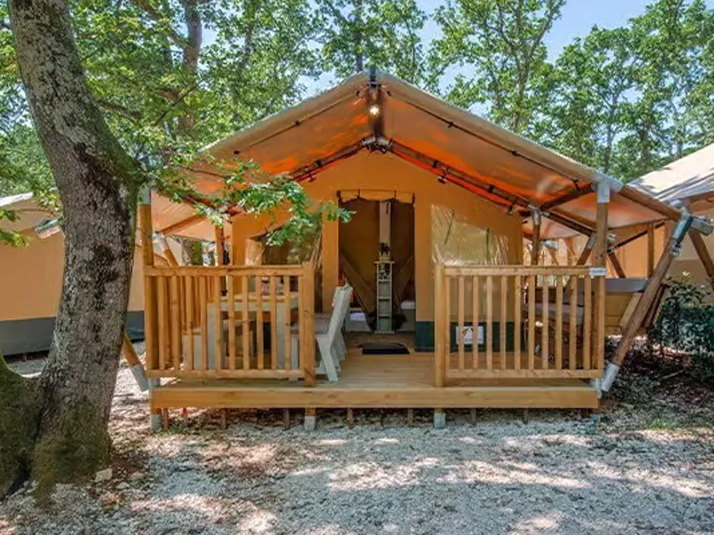 camping-valkanela-glamping-safari-tent-authentic-plus-exterior-frontview