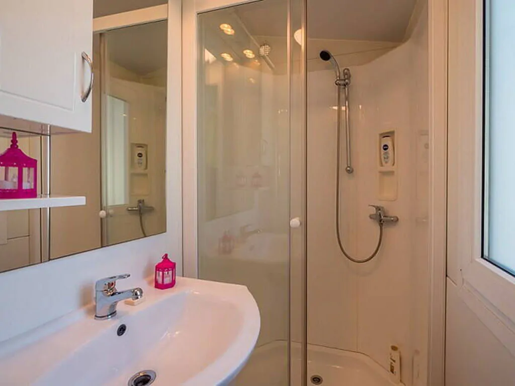 camping-valkanela-mobile-home-comfort-for-six-interior-bathroom