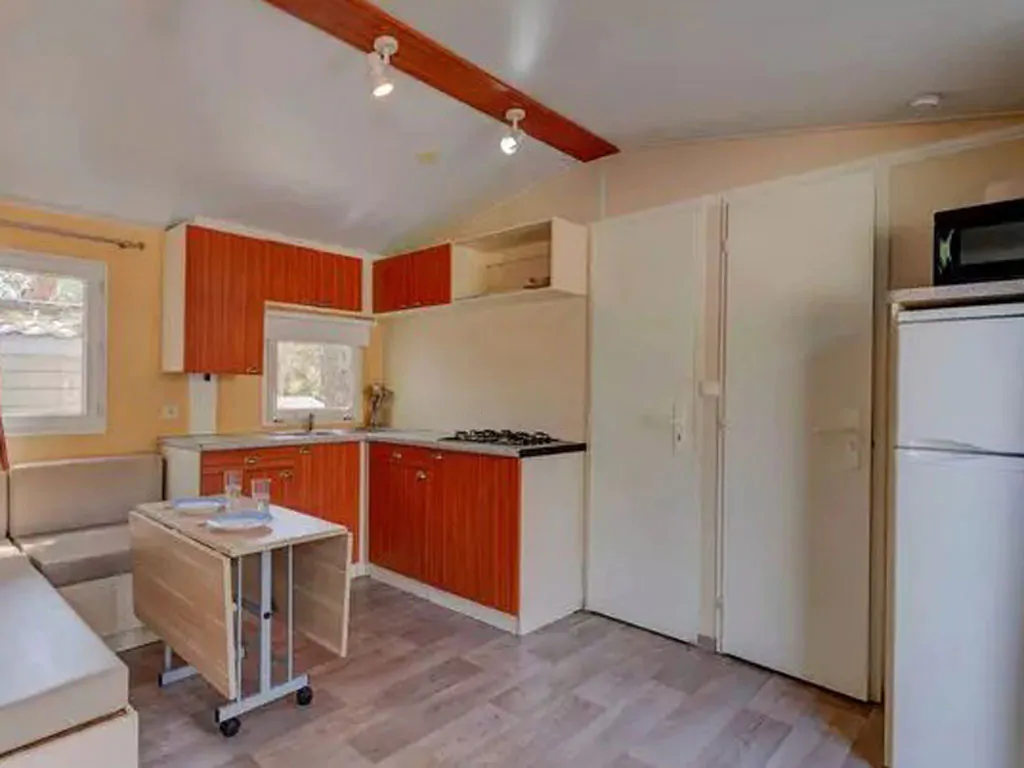 camping-brioni-mobile-home-classic-interior-kitchen1