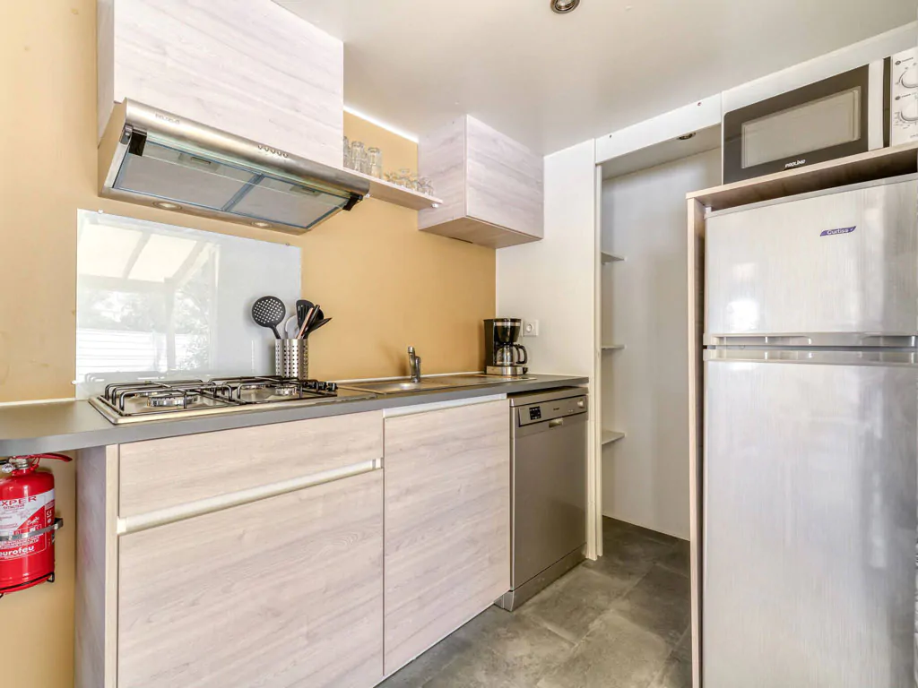 camping-bivillage-mobilehome-premium-for-four-interior-kitchen