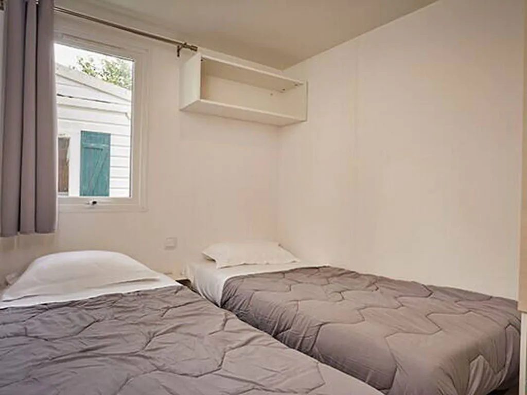 camping-park-umag-mobilehome-comfort-for-four-interior-bedroom-singlebeds