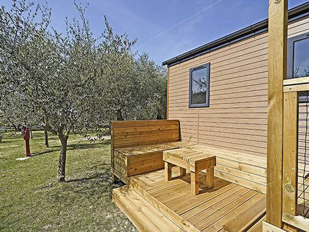 camping-park-umag-mobilehome-premiumt-for-six-exterior-terrace-bench