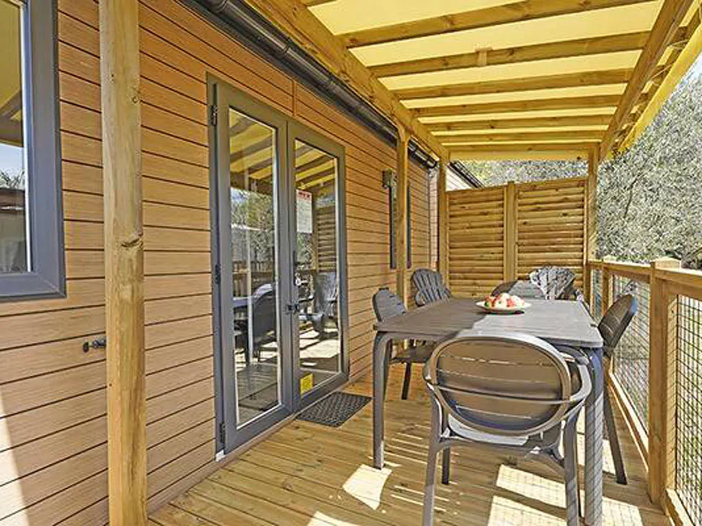 camping-park-umag-mobilehome-premiumt-for-six-exterior-terrace