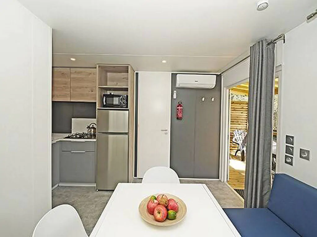 camping-park-umag-mobilehome-premiumt-for-six-interior-livingroom-kitchen