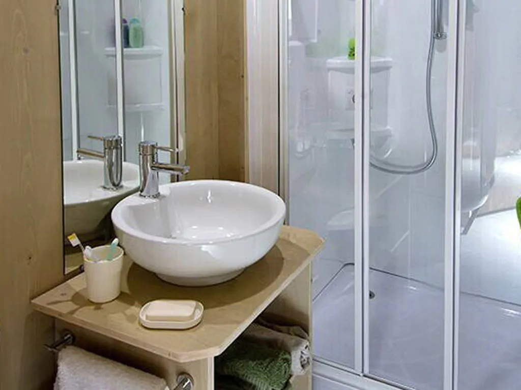 camping-polari-glamping-tent-superior-interior-bathroom