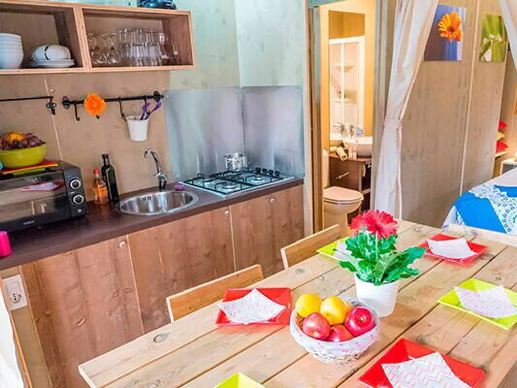 camping-polari-glamping-tent-superior-interior-kitchen