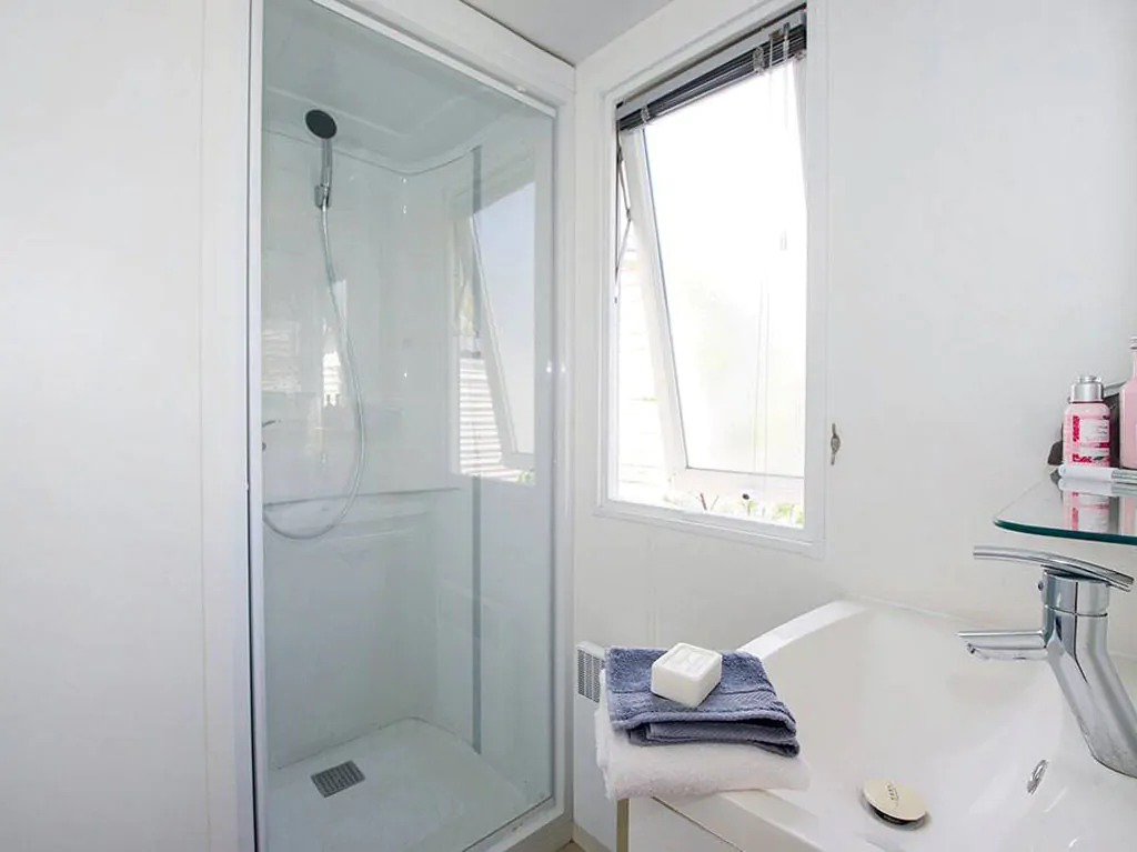 camping-rosapineta-mobilehome-comfort-for-four-interior-bathroom