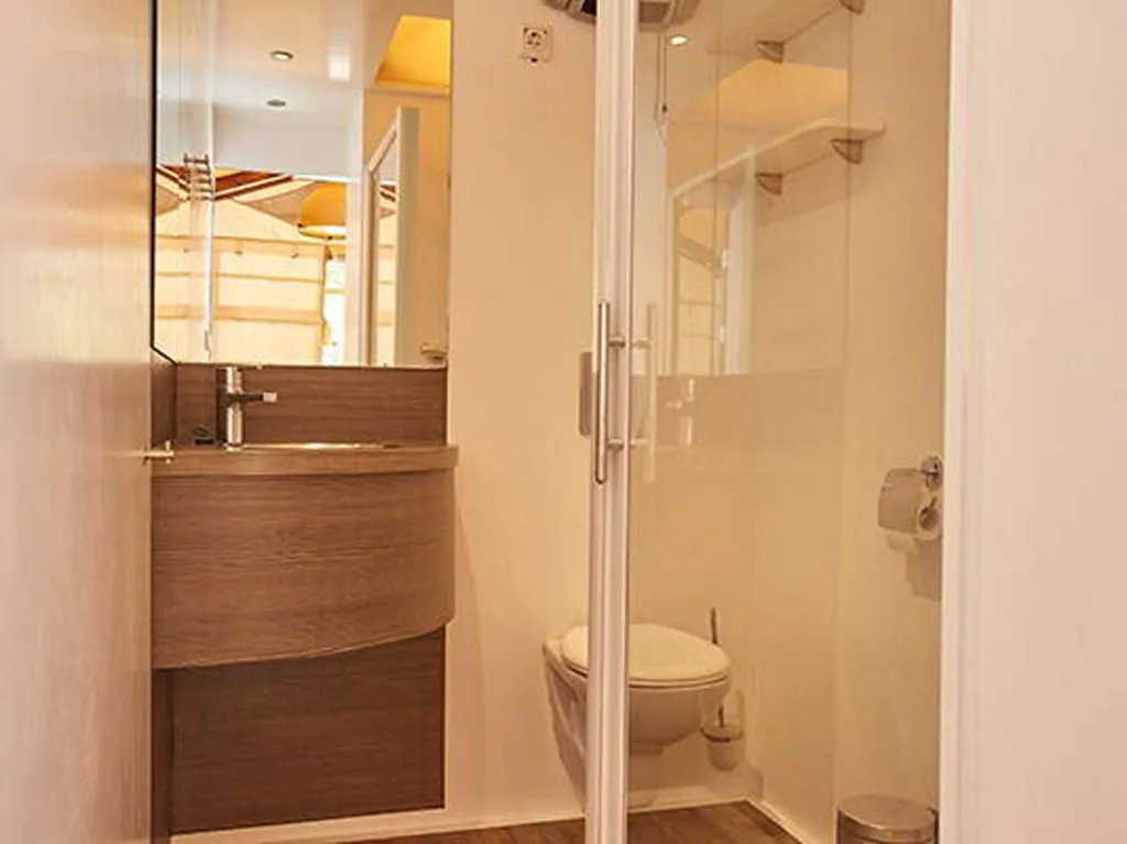 camping-terme-catez-glamping-tent-superior-interior-bathroom