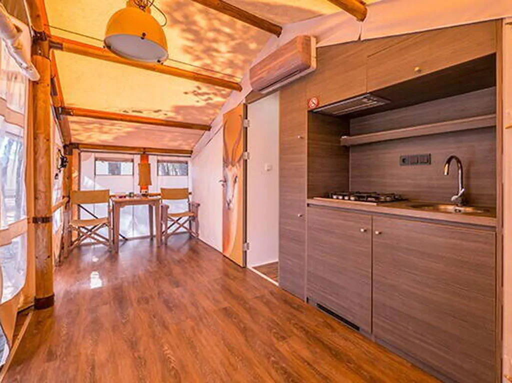 camping-terme-catez-glamping-tent-superior-interior-kitchen