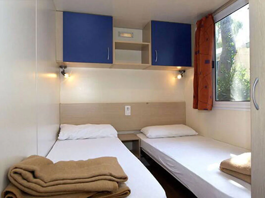 camping-terme-catez-mobilehome-classic-for-six-interior-bedroom-singlebeds