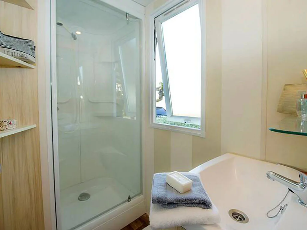 zaton-holiday-resort-mobilehome-comfort-three-bedrooms-interior-bathroom