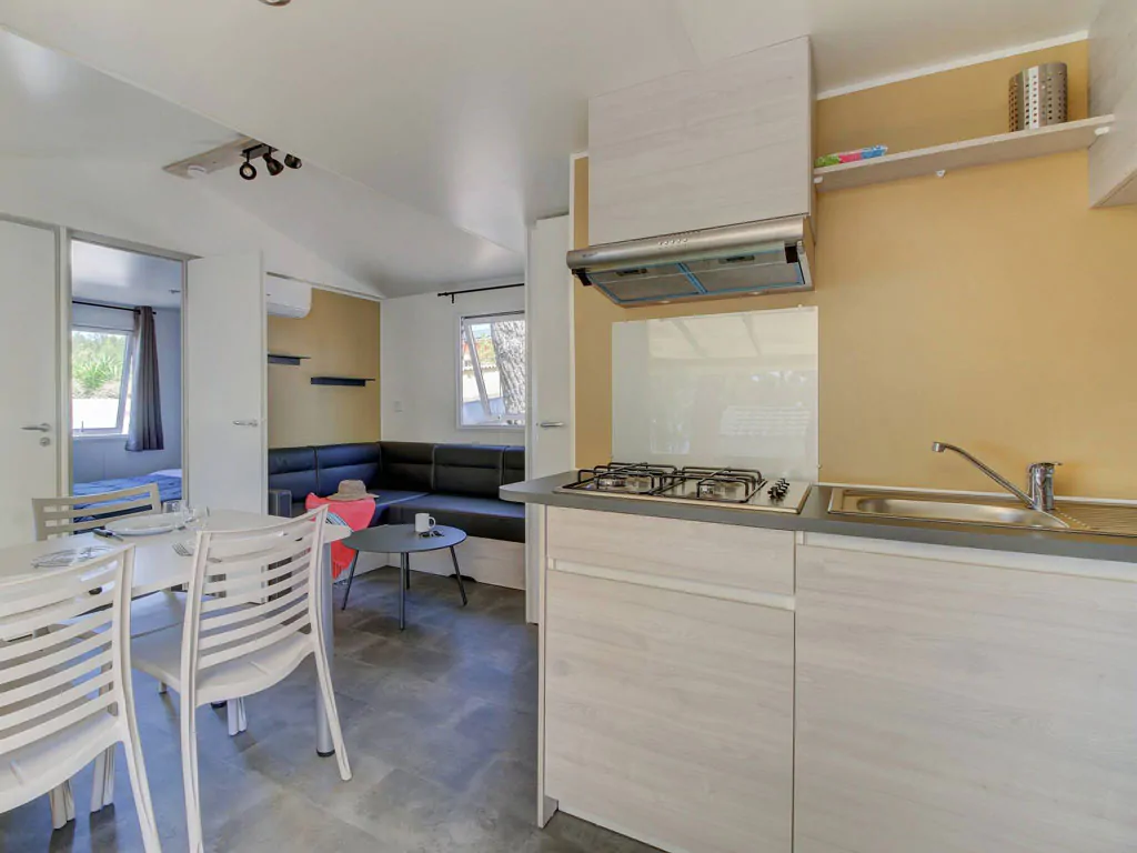 zaton-holiday-resort-mobilehome-comfort-three-bedrooms-interior-kitchen-livingroom