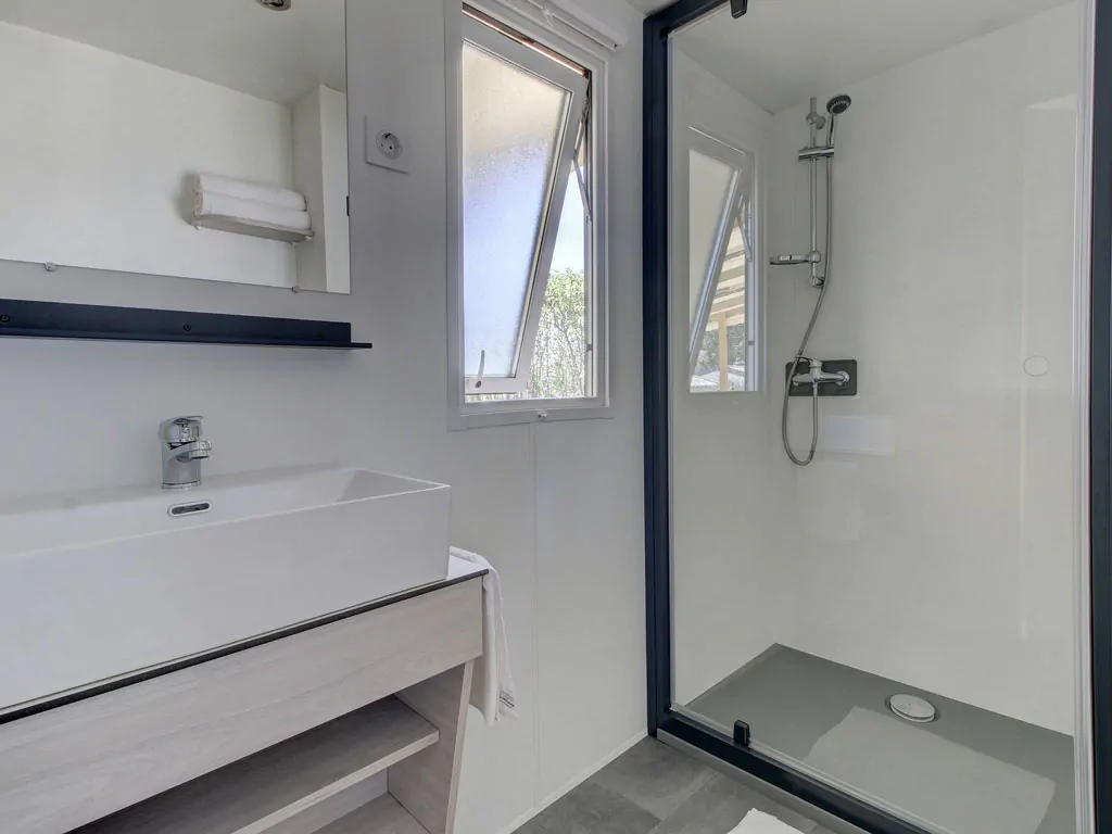 zaton-holiday-resort-mobilehome-premium-for-six-interior-bathroom