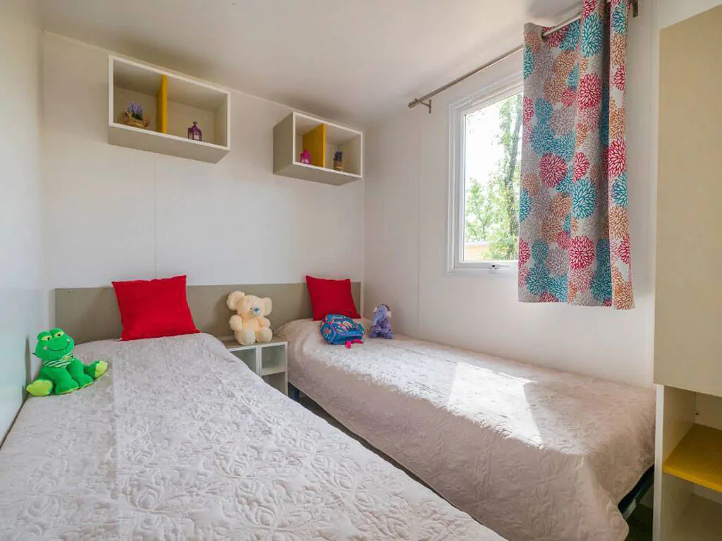 zaton-holiday-resort-mobilehome-premium-for-six-interior-bedroom-singlebeds