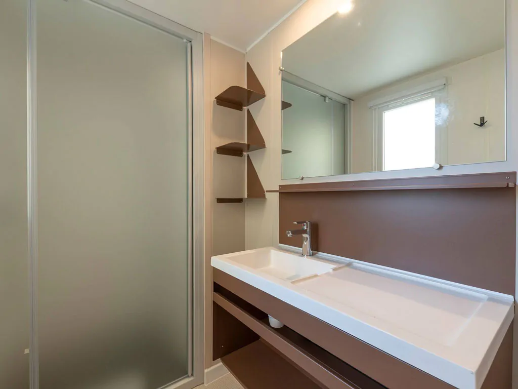 zaton-holiday-resort-mobilehome-premium-three-bedrooms-interior-bathroom