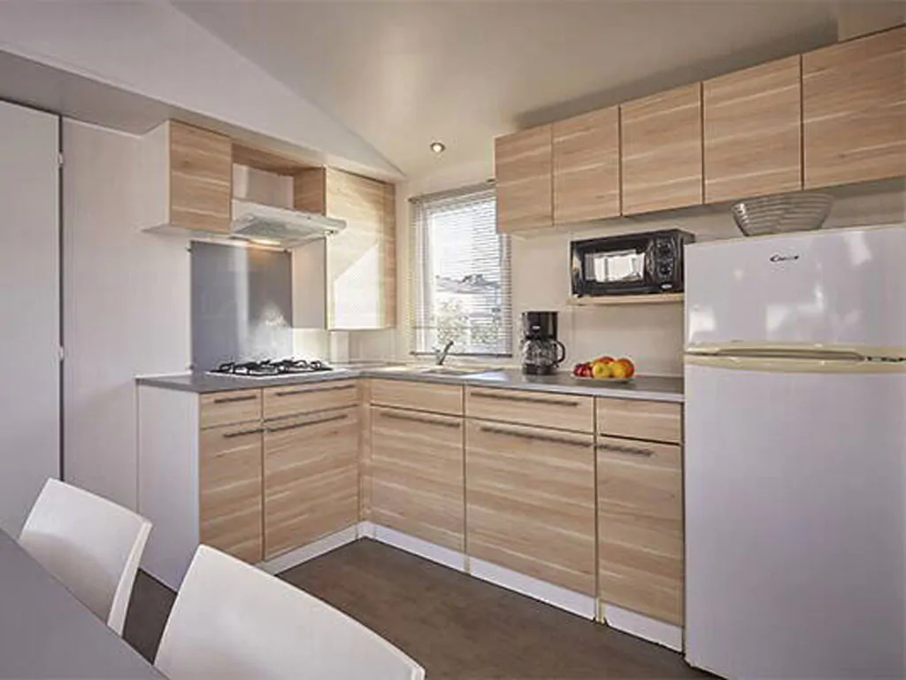 zaton-holiday-resort-mobilehome-premium-three-bedrooms-interior-kitchen