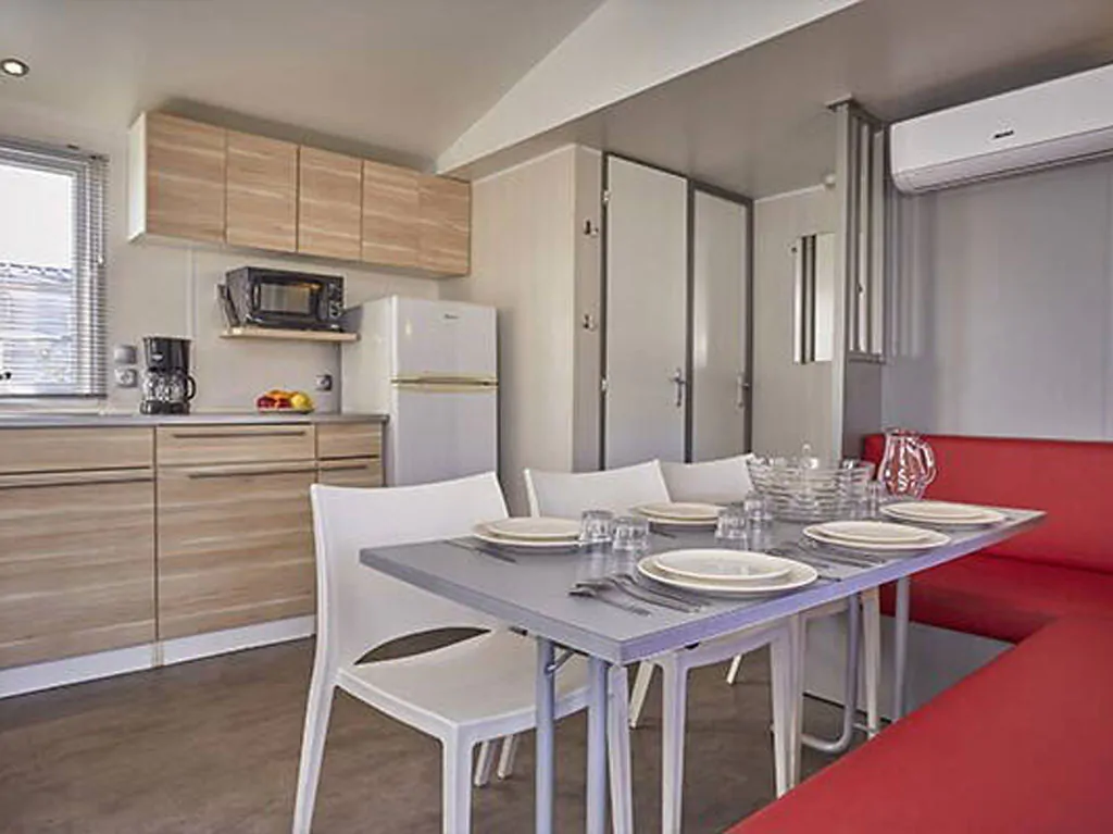 zaton-holiday-resort-mobilehome-premium-three-bedrooms-interior-livingroom-kitchen